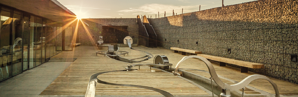 Vodní dům při východu slunce